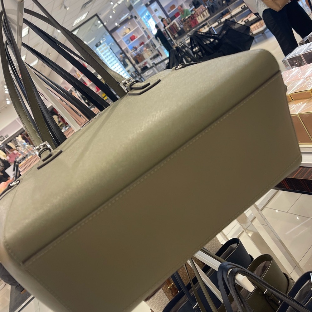 MICHAEL KORS Voyager Large Saffiano Leather EW Tote Shoulder Bag
Olive
NWT - Picture 3 of 16